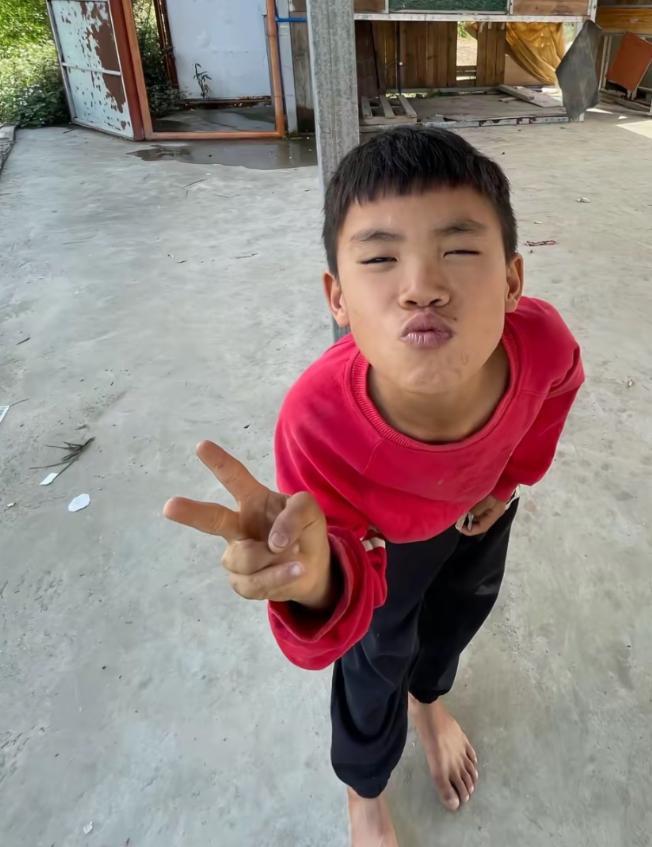 “光荣”事迹小孩生活照被扒网友笑翻pg电子网站同村人揭露小孩哥更多(图3)