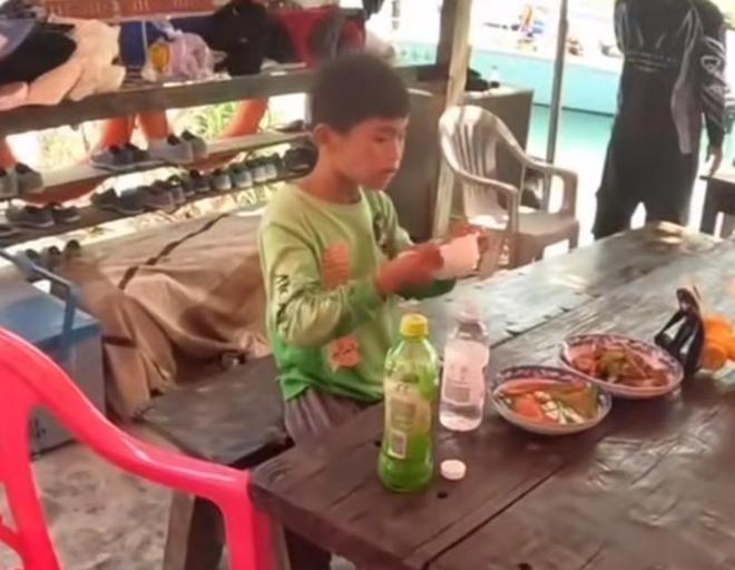 “光荣”事迹小孩生活照被扒网友笑翻pg电子网站同村人揭露小孩哥更多(图4)
