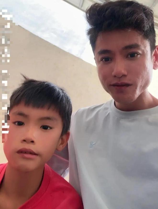 “光荣”事迹小孩生活照被扒网友笑翻pg电子网站同村人揭露小孩哥更多(图9)